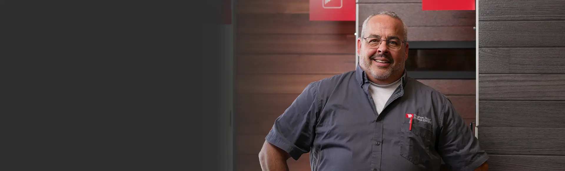 Technicien chez Gagnon Garage Doors Moncton devant une porte de garage