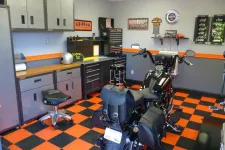 https://cmsgaraga.garaga.com/Drupal/Blog/Garage%20Flooring%20ideas/InteriorGarageSquaredFloor.jpg