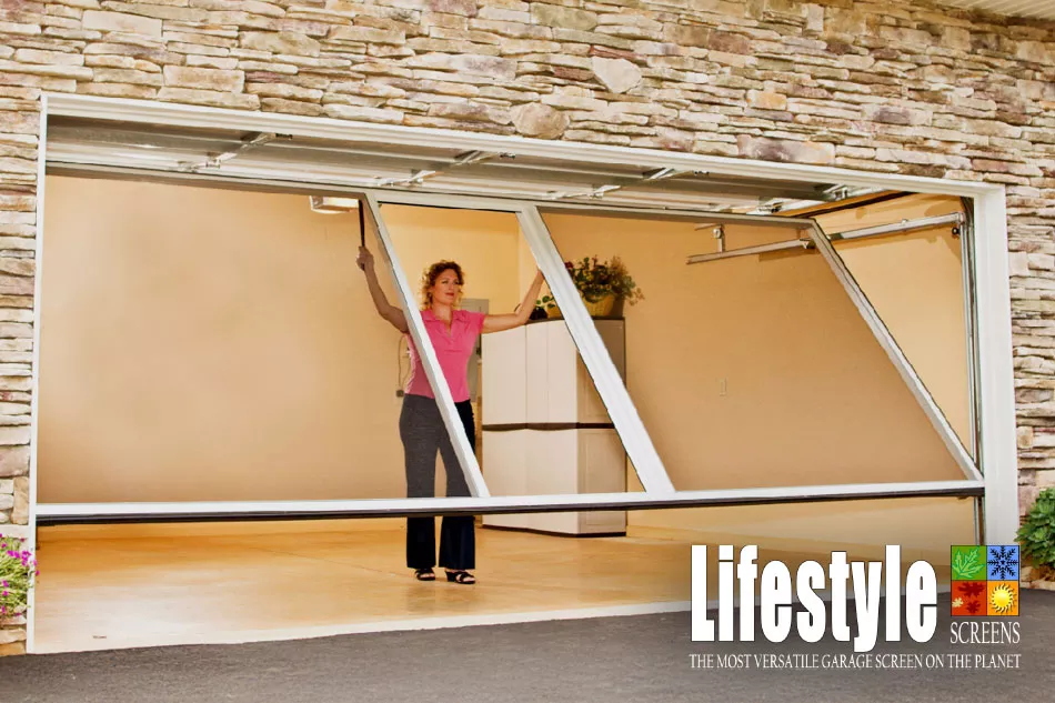 Une femme installant son moustiquaire de garage rétractable Lifestyle